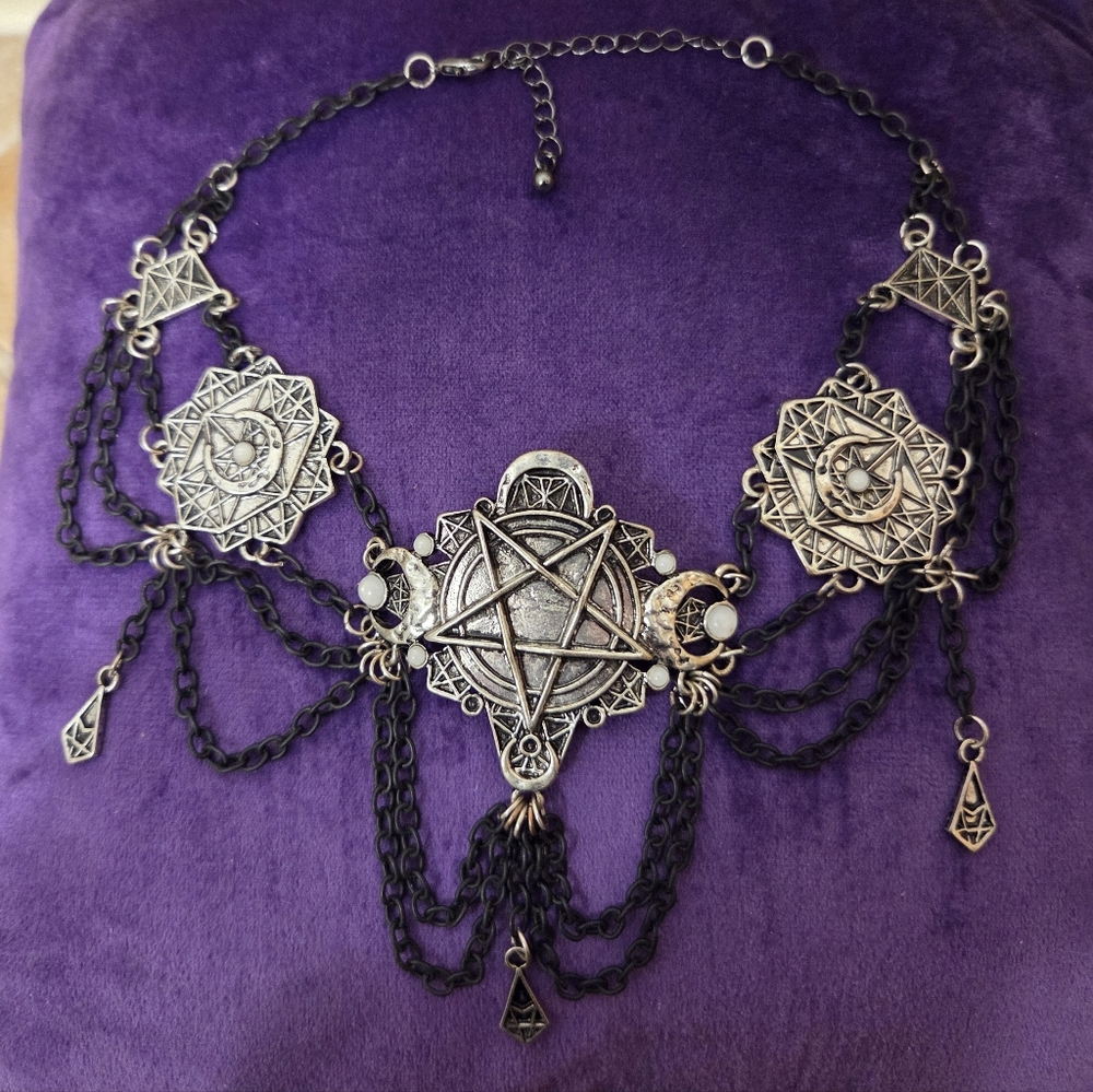 🖤 Witchy Chandelier Neclace